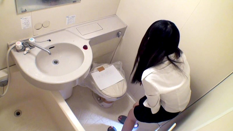 【AVレビュー】恥ずかしすぎる緊急事態、我慢できずお漏らししてしまった働くお姉さん、偶然目撃した俺は勃起！